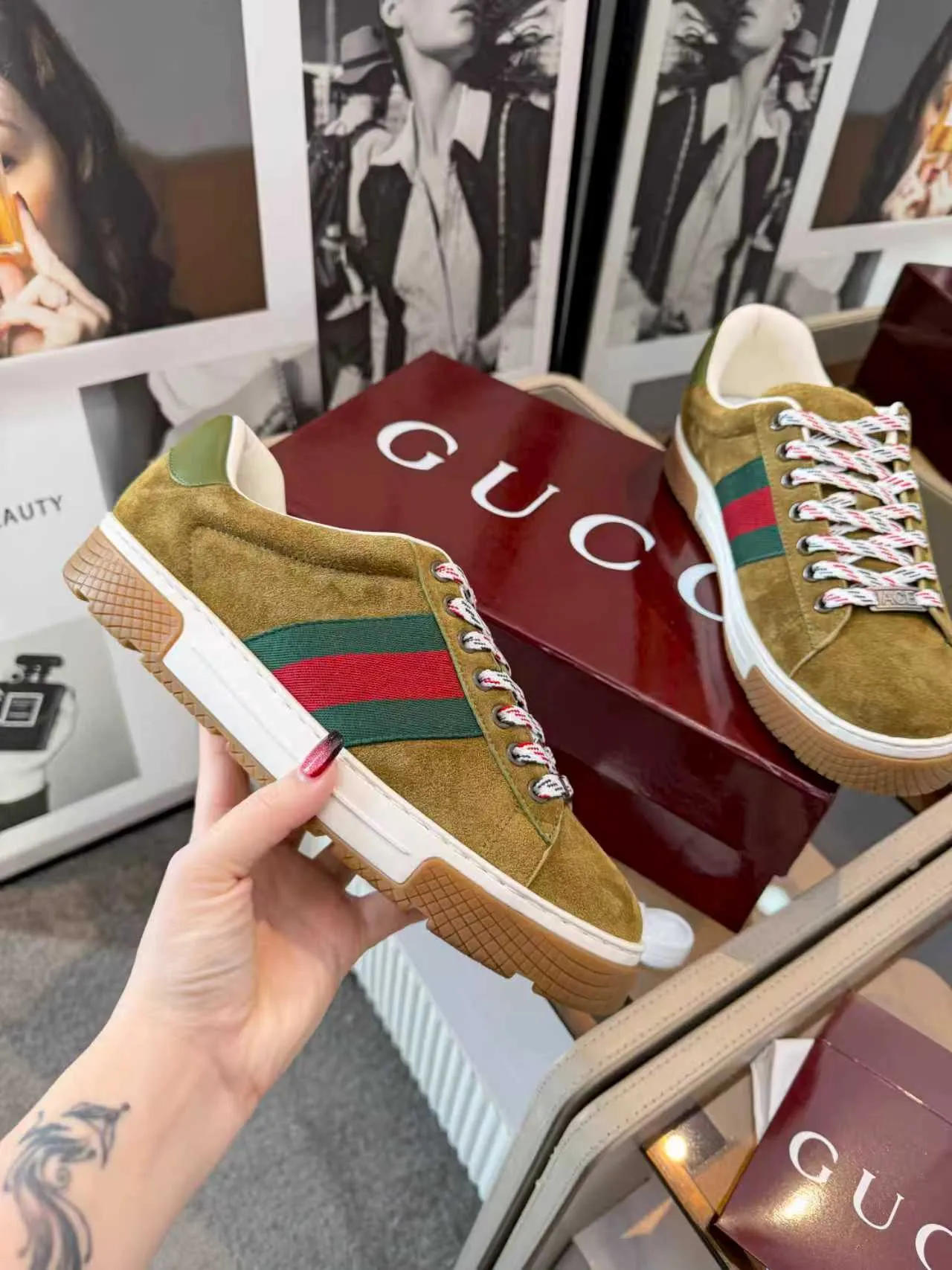 [G Home] P: 580💰 Men's model, Sizs: 39-44 (customized at 45) GUCCI classic design, casual elements, catwalk model. This pair of top-quality GUCCI shoes, with pure white as the main tone, shows elegance. The iconic red and green webbing embellishment instantly demonstrates the brand's charm and trendy attitude without the need for too many words. The upper material is delicate and feels comfortable, making every step feel like walking on the clouds. Exquisite details, such as shiny decorations and unique metal buckles on the shoes, add highlights to the overall look, giving off a unique brilliance inadvertently. Whether paired with casual jeans for a casual look or paired with a simple dress for a gentle and romantic look, it can be easily worn and becomes a versatile item in your wardrobe. Choose it and embark on a journey that combines style and comfort, making every trip a fashion show.